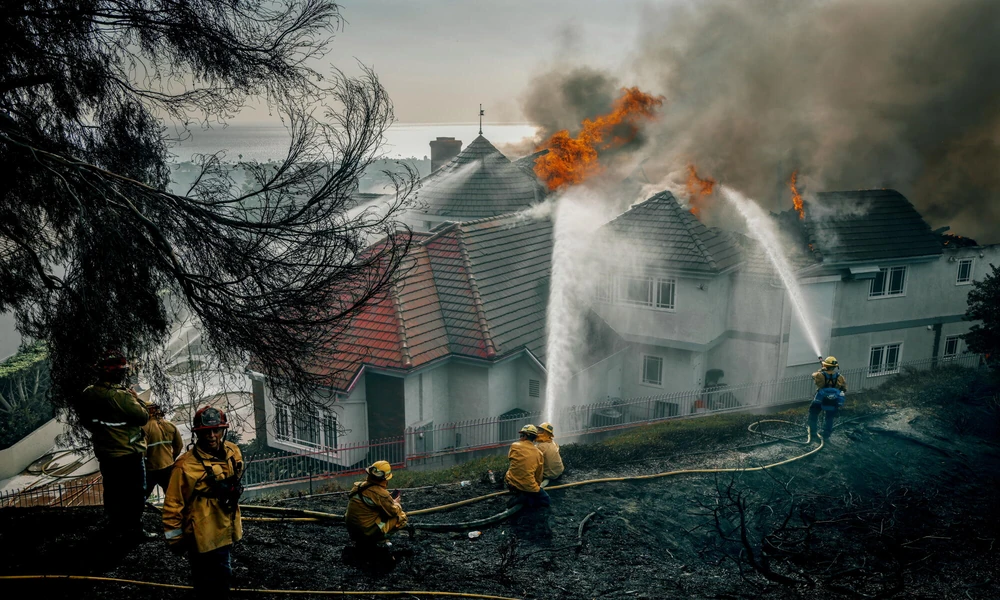 A House Designed for Valley Heat and Santa Ana Winds